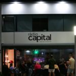 Veient el Festival d'Eurovisió a la plaça de l'estudi de Ràdio Capital