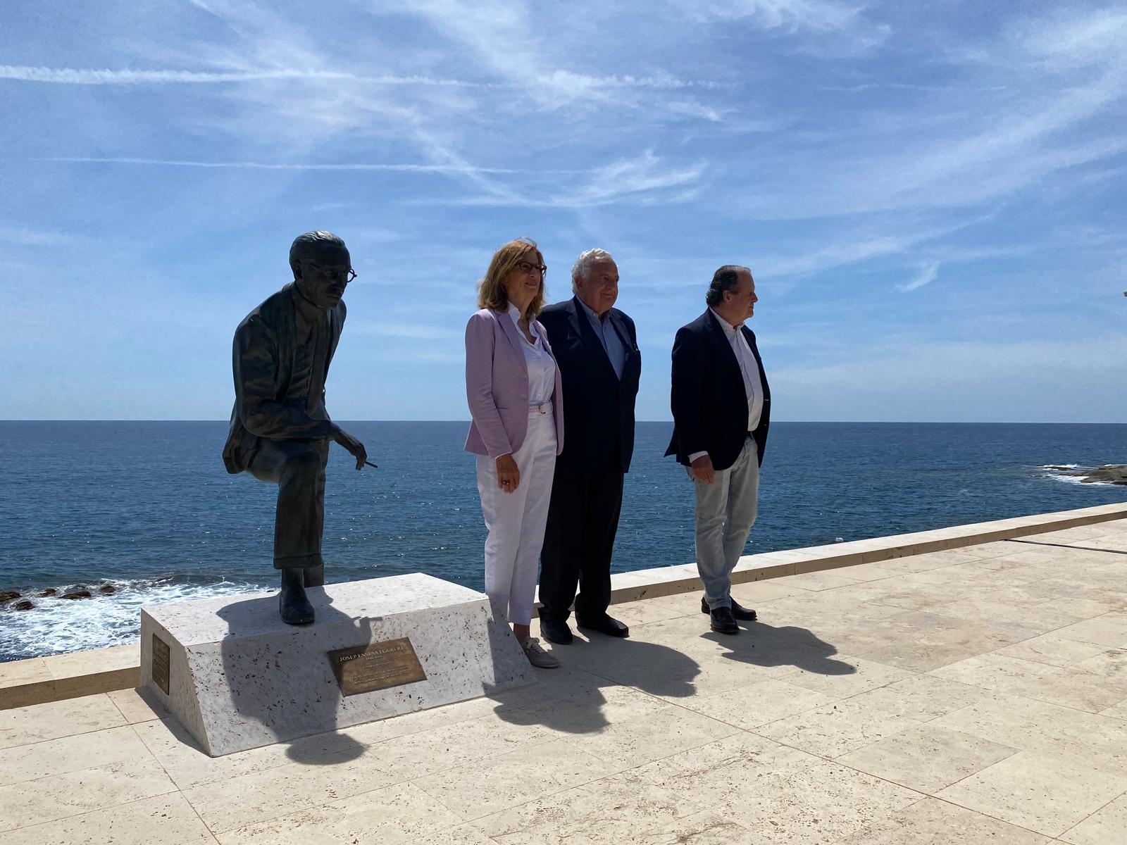 Fills de Josep Ensesa en la inauguració de l'estàtua