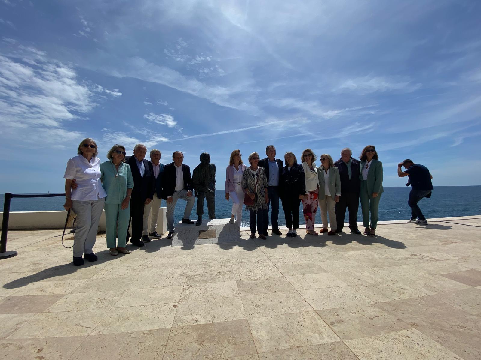 Fills i nets de Josep Ensesa en la inauguració de l'estàtua