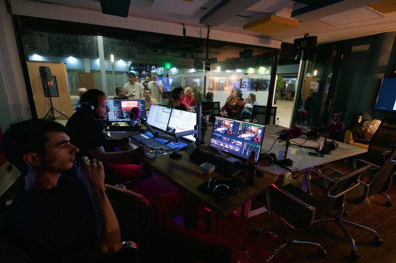 Veient el Festival d'Eurovisió a la plaça de l'estudi de Ràdio Capital