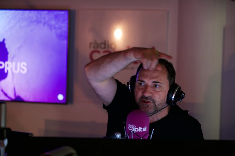 Miquel Curanta Veient el Festival d'Eurovisió a la plaça de l'estudi de Ràdio Capital