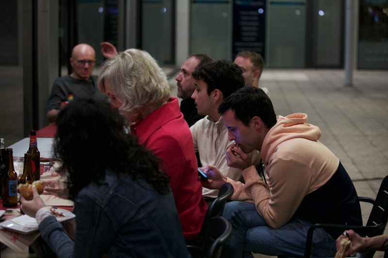Veient el Festival d'Eurovisió a la plaça de l'estudi de Ràdio Capital