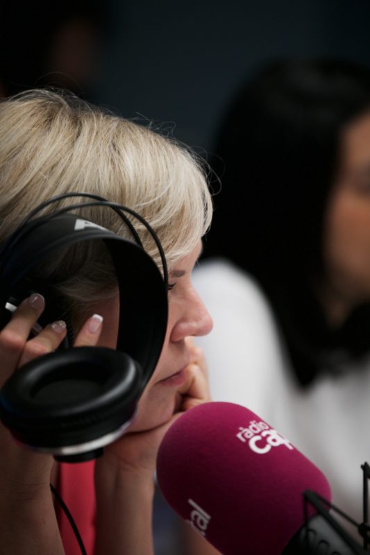 Lola Sans Locutora a l'estudi de ràdio capital