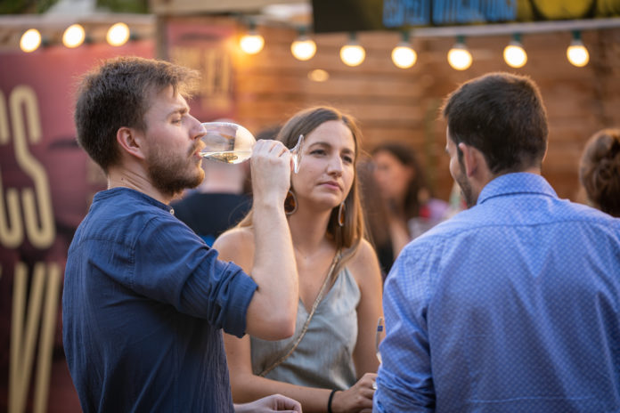 Un home beu una copa de vi de la DO Empordà mentre dues persones parlen en una imatge de la fira Tocs de Vi de l'any passat a Girona Data de publicació: dilluns 27 de maig del 2024, 15:22 Localització: Girona Autor: Imatge cedida a l'ACN per la DO Empordà