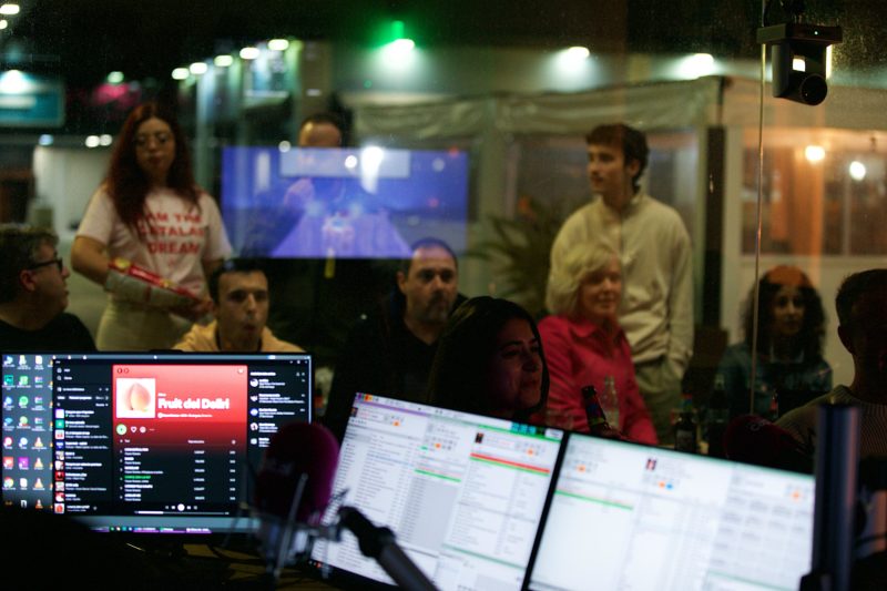 Veient el Festival d'Eurovisió a la plaça de l'estudi de Ràdio Capital