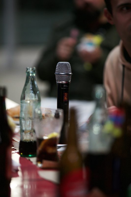 Veient el Festival d'Eurovisió a la plaça de l'estudi de Ràdio Capital