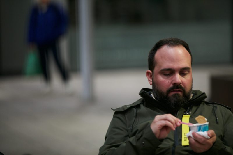 Eduard Prats Veient el Festival d'Eurovisió a la plaça de l'estudi de Ràdio Capital
