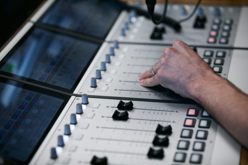 Taula de so de l'estudi de Ràdio Capital