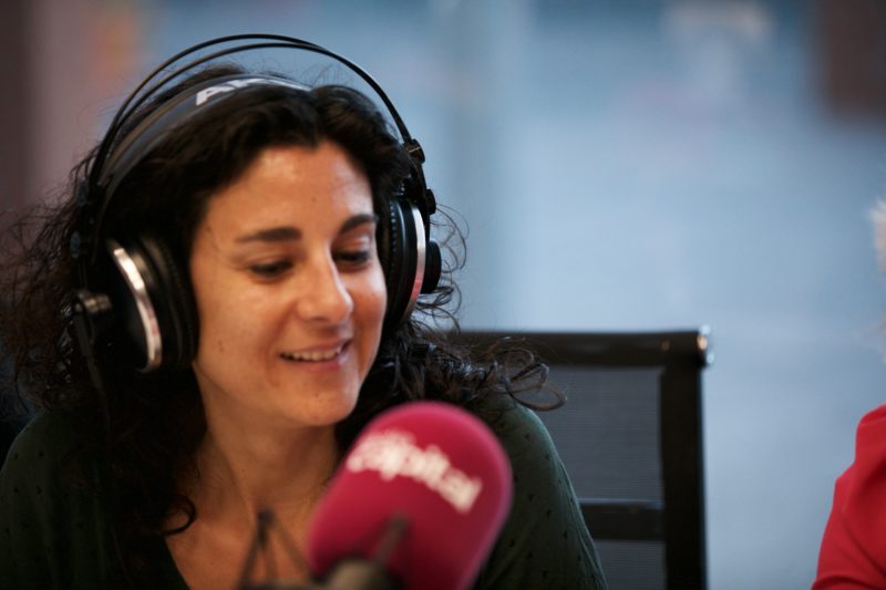Marina Cebollero a l'estudi de Ràdio Capital
