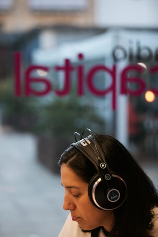 Kim Sanàbria a l'estudi de Ràdio Capital
