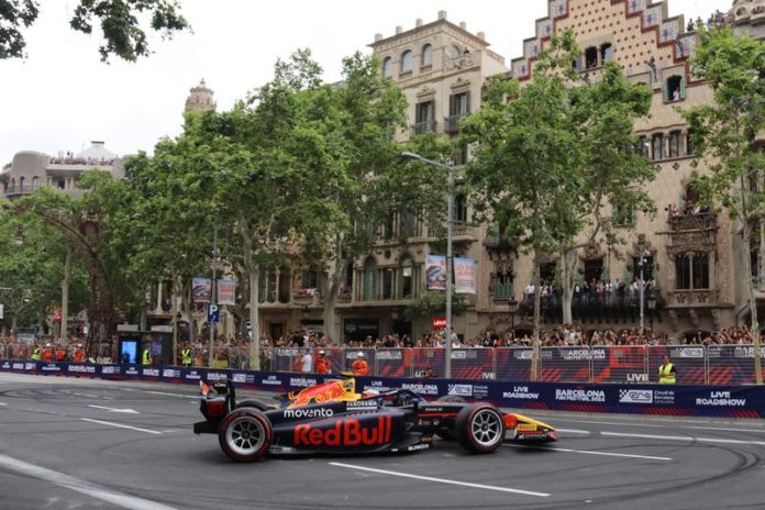 Red Bull race car during the Formula 1 road show on Barcelona's Passeig de Gràcia / Aina Martí