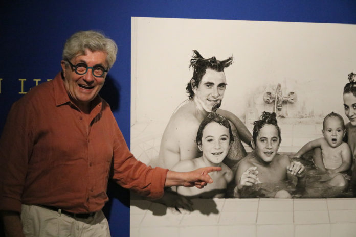 Leopold Samsó al costat d'una fotografia de Pau Riba i la seva família Data de publicació: dimecres 26 de juny del 2024, 13:13 Localització: Torroella de Montgrí Autor: Gerard Vilà