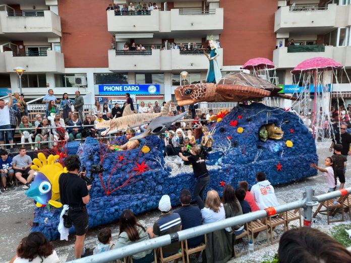 privat:-la-colla-imparables-guanya-el-carnaval-de-carnavals-amb-“el-poder-de-calipso”