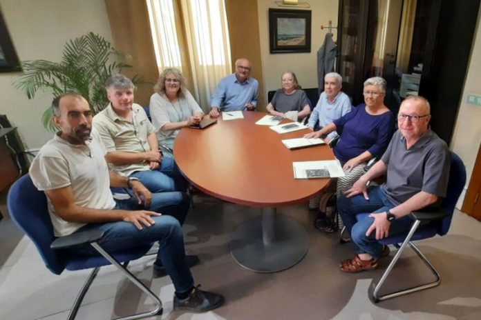 privat:-l’ajuntament-de-torroella-rep-en-donacio-el-fons-documental-de-la-familia-quintana