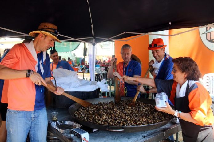 People cooking snails at LLeida's Aplec del Caragol 2024 / Alba Mor