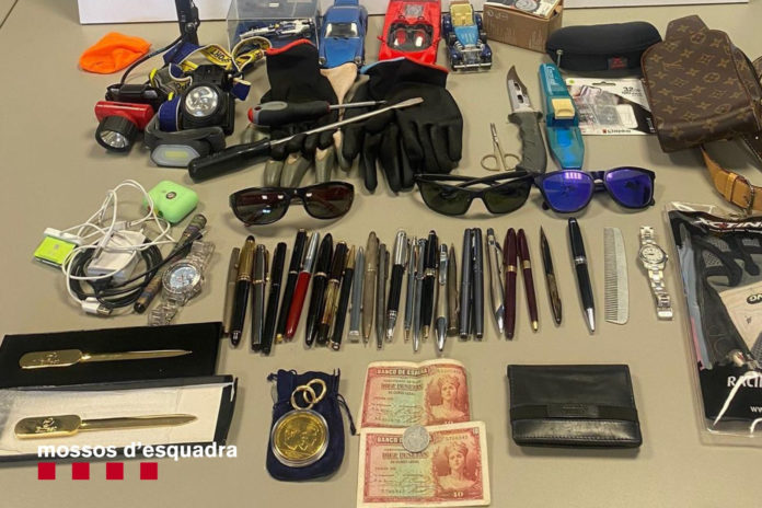 Els objectes intervinguts pels Mossos després del robatori a un mas de Fonteta Data de publicació: divendres 28 de juny del 2024, 15:58 Localització: Fonteta Autor: Imatge cedida a l'ACN pels Mossos d'Esquadra