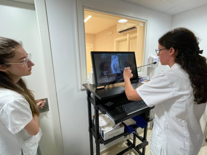 Tècniques de radiologia del CMQ de Reus durant les proves de raig X als gegants vells de l'Arboç el dimecres 26 de juny del 2024 - Cedida a l'ACN pel Taller Avall de Reus