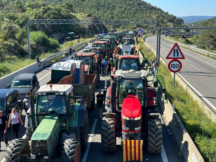 Diversos tractors tallen l'AP-7 a la Jonquera Data de publicació: dilluns 03 de juny del 2024, 10:21 Localització: Barcelona Autor: Gerard Vilà Diversos tractors tallen l'AP-7 a la Jonquera Data de publicació: dilluns 03 de juny del 2024, 10:21 Localització: Barcelona Autor: Gerard Vilà