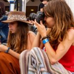 Alba Cunillera i Laia Serch a l’especial de Ràdio Capital, «Una cantada diferent» a la Cantada d’hanaveres de Calella de Palafrugell. Fotografia: Pepe G Roca