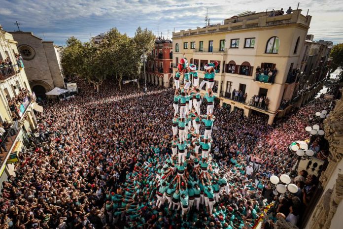 Castellers of Vilafranca building a '9 de 9 amb folre' human tower / Jordi Borràs / ACN Castellers of Vilafranca building a '9 de 9 amb folre' human tower / Jordi Borràs / ACN