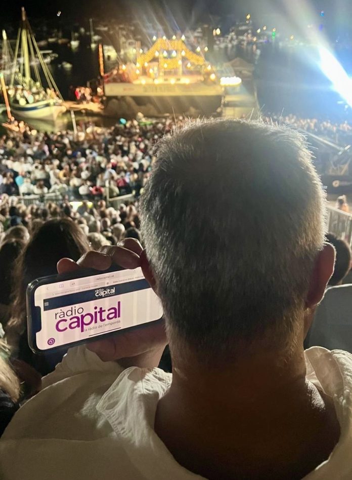Un espectador de la cantada d'havaneres de calella, escola el programa especial de Ràdio Capital Un espectador de la cantada d'havaneres de calella, escola el programa especial de Ràdio Capital