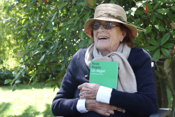 L'escriptora Rosa Regàs somriu mentre aguanta el seu llibre 'Un llegat' Data de publicació: dimarts 28 de maig del 2024, 13:13 Localització: Llofriu Autor: Aleix Freixas