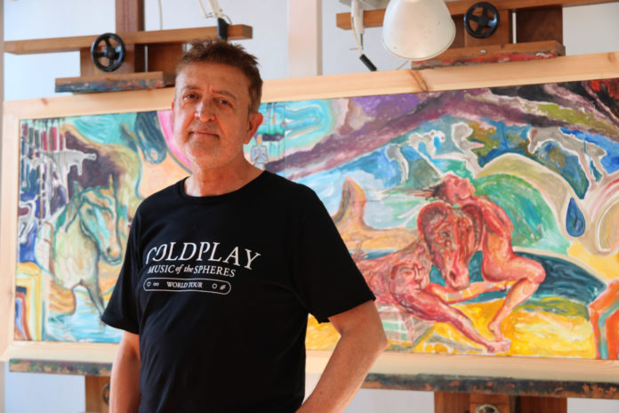 El pintor i cantant Manolo García i algunes de les seves obres de fons Data de publicació: divendres 05 de juliol del 2024, 07:22 Localització: Palafrugell Autor: Xavier Pi/Gerard Vilà