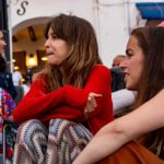 Alba Cunillera i Laia Serch a l’especial de Ràdio Capital, «Una cantada diferent» a la Cantada d’hanaveres de Calella de Palafrugell. Fotografia: Pepe G Roca