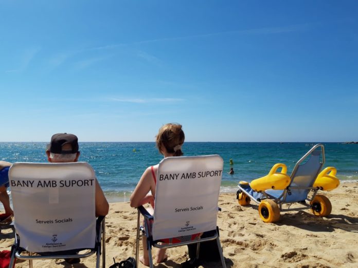 Calonge i Sant Antoni posa un estiu més “La platja a l'abast de tothom”, el servei de bany accessible Calonge i Sant Antoni posa un estiu més “La platja a l'abast de tothom”, el servei de bany accessible