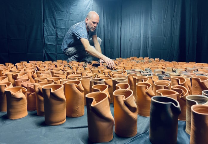 Xifra durant el muntatge de Contingent Terracotta museu