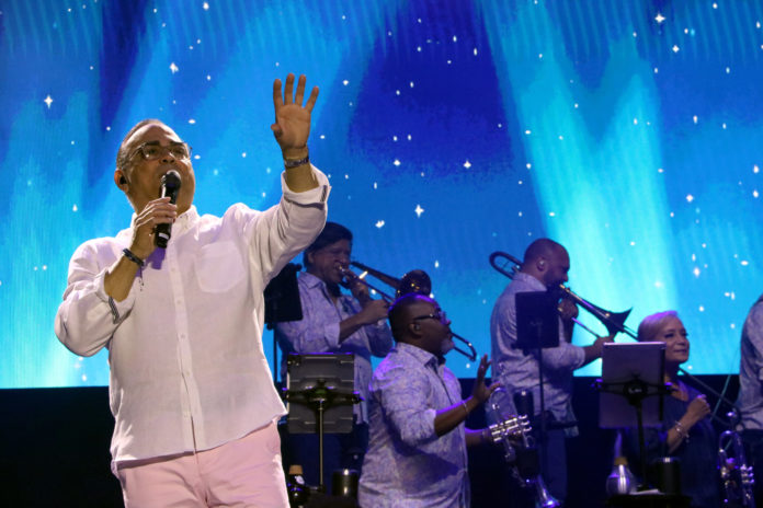 El cantant Gilberto Santa Rosa durant la seva actuació Data de publicació: dissabte 13 de juliol del 2024, 00:09 Localització: Sant Feliu de Guíxols Autor: Gemma Tubert