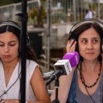 Carla Saló i Cristina Vilà a l'especial de Ràdio Capital, "Una cantada diferent" a la Cantada d'hanaveres de Calella de Palafrugell. Fotografia: Pepe G Roca