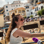 Alba Cunillera i Anna Salvadó  a l’especial de Ràdio Capital, «Una cantada diferent» a la Cantada d’hanaveres de Calella de Palafrugell.   Fotografia: Laia Serch