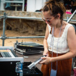 Alba Cunillera preparant l'especial de Ràdio Capital, "Una cantada diferent" a la Cantada d'hanaveres de Calella de Palafrugell. Fotografia: Laia Serch