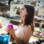 Anna Salvadó amb el micròfon de Ràdio Capital a l'especial de Ràdio Capital, "Una cantada diferent" a la Cantada d'hanaveres de Calella de Palafrugell. Fotografia: Laia Serch