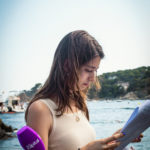 Anna Salvadó amb el micròfon de Ràdio Capital  a l’especial de Ràdio Capital, «Una cantada diferent» a la Cantada d’hanaveres de Calella de Palafrugell.