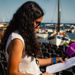 Carla Saló amb el micròfon de Ràdio Capital a l'especial de Ràdio Capital, "Una cantada diferent" a la Cantada d'hanaveres de Calella de Palafrugell. Fotografia: Laia Serch