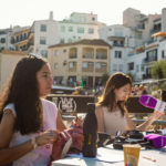 Carla Saló i Anna Salvadó a l'especial de Ràdio Capital, "Una cantada diferent" a la Cantada d'hanaveres de Calella de Palafrugell. Fotografia: Laia Serch