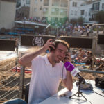 Gerard Escaich a l'especial de Ràdio Capital, "Una cantada diferent" a la Cantada d'hanaveres de Calella de Palafrugell. Fotografia: Laia Serch