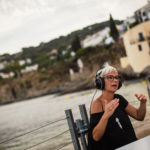 Intèrpret en llegua de signes a l'especial de Ràdio Capital, "Una cantada diferent" a la Cantada d'hanaveres de Calella de Palafrugell. Fotografia: Laia Serch