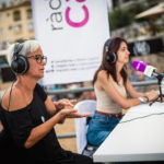 Intèrpret en llegua de signes a l'especial de Ràdio Capital, "Una cantada diferent" a la Cantada d'hanaveres de Calella de Palafrugell. Fotografia: Laia Serch