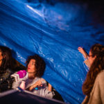 Elena Gadel i Indira Ferrer de Ràdio Capital a l’especial de Ràdio Capital, «Una cantada diferent» a la Cantada d’hanaveres de Calella de Palafrugell.   Fotografia: Laia Serch