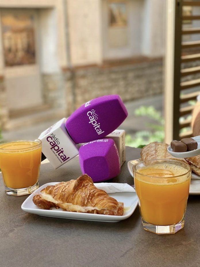 Micròfon ràdio capital esmorzar suc de taronja croisant Micròfon ràdio capital esmorzar suc de taronja