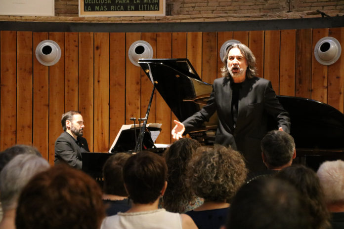 El concert del tenor David Alegret i el pianista Rubén Fernández Aguirre a la 32a edició de la Schubertíada Data de publicació: dissabte 10 d’agost del 2024, 21:27 Localització: Vilajuïga Autor: Ariadna Reche El concert del tenor David Alegret i el pianista Rubén Fernández Aguirre a la 32a edició de la Schubertíada Data de publicació: dissabte 10 d’agost del 2024, 21:27 Localització: Vilajuïga Autor: Ariadna Reche