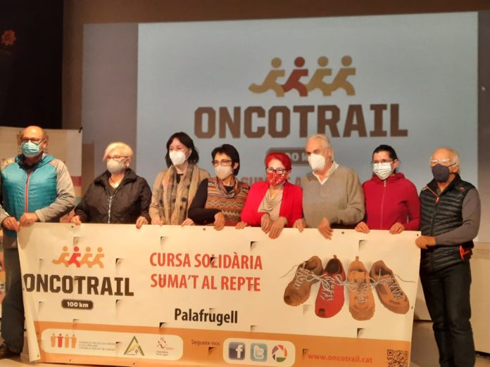 259493-privat-loncotrail-dona-151-500-euros-als-hospitals-gironins-perque-millorin-el-confort-i-diagnostic-dels-malalts-de-cancer