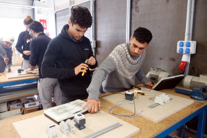 Joves que participen al programa fent pràctiques d'electricitat Data de publicació: dilluns 13 de febrer del 2023, 12:51 Localització: Girona Autor: Xavier Pi Joves que participen al programa fent pràctiques d'electricitat Data de publicació: dilluns 13 de febrer del 2023, 12:51 Localització: Girona Autor: Xavier Pi