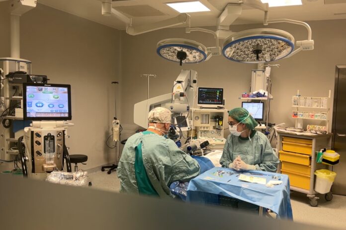 Una intervenció a un dels quiròfans de l'Hospital d'Olot Data de publicació: diumenge 02 de març del 2025, 04:00 Localització: Olot Autor: Ariadna Reche Una intervenció a un dels quiròfans de l'Hospital d'Olot Data de publicació: diumenge 02 de març del 2025, 04:00 Localització: Olot Autor: Ariadna Reche