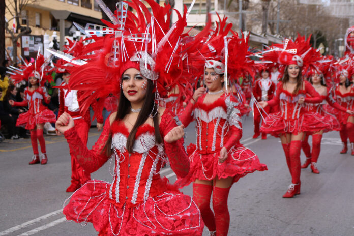 Una de les colles participants a la rua de Carnestoltes de Platja d'Aro Data de publicació: dissabte 01 de març del 2025, 17:15 Localització: Platja d'Aro Autor: Ariadna Reche Una de les colles participants a la rua de Carnestoltes de Platja d'Aro Data de publicació: dissabte 01 de març del 2025, 17:15 Localització: Platja d'Aro Autor: Ariadna Reche