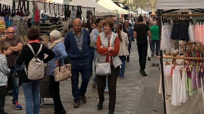 Fira Mercat al carrer omple la Bisbal d’Empordà Fira Mercat al carrer omple la Bisbal d’Empordà