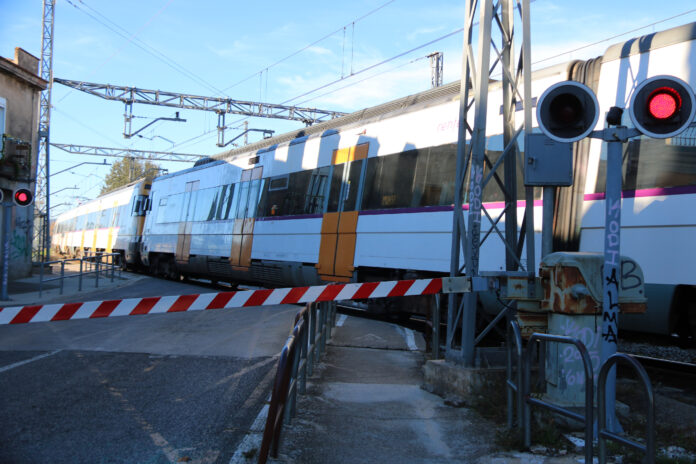 El tren creuant just a l'alçada del pas a nivell a Flaçà Data de publicació: divendres 24 de novembre del 2023, 07:00 Localització: Flaçà Autor: Gerard Vilà El tren creuant just a l'alçada del pas a nivell a Flaçà Data de publicació: divendres 24 de novembre del 2023, 07:00 Localització: Flaçà Autor: Gerard Vilà